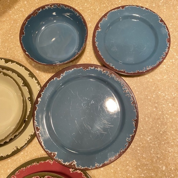 Non breakable dishes. 12 pieces. 4 place settings. Four colors. Summertime fun. - Picture 7 of 8